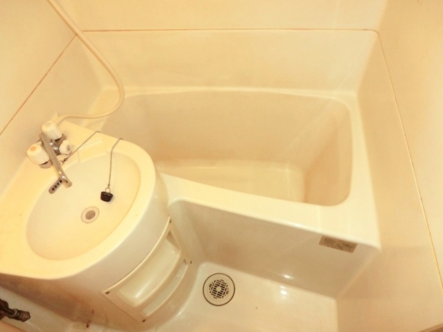 バス・シャワールーム　シンプルで機能的な浴室です♪