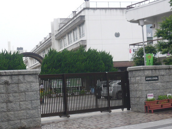 中学校　広島市立二葉中学校（中学校）まで708m