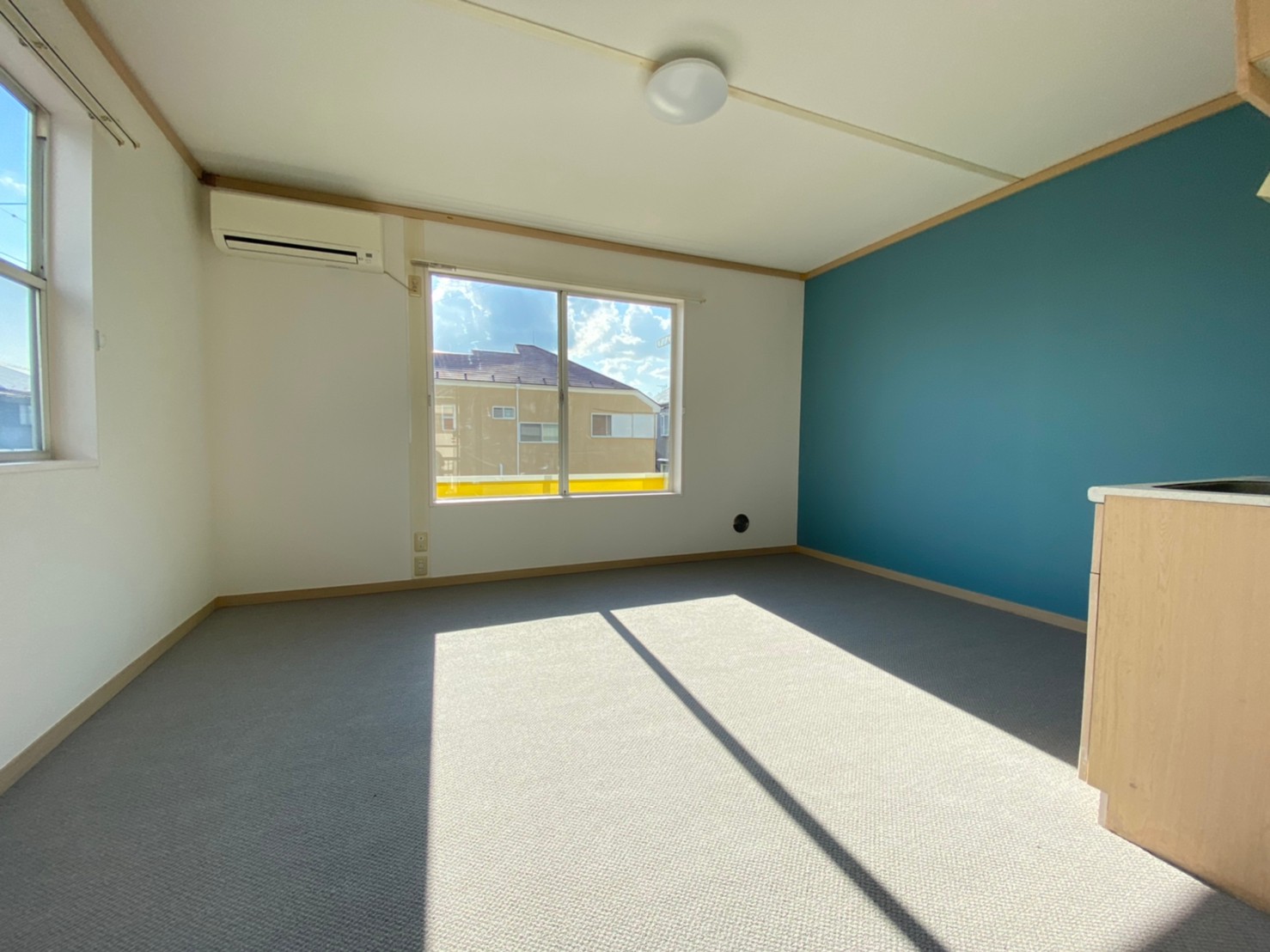 居室・リビング　同建物別号室　嬉しい！2面採光！アクセントクロスが印象的♪