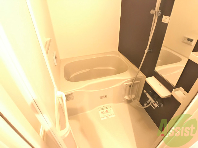 バス・シャワールーム　浴室はシンプル。一人暮らしにはちょうど良いサイズですね。