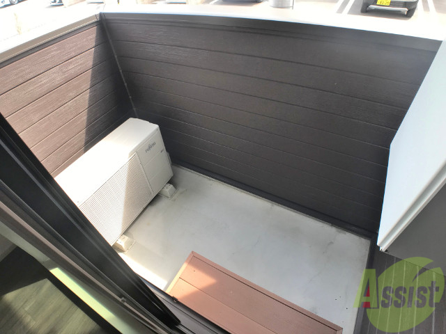 バルコニー　バルコニーは洗濯物を干すのに十分な広さがありますね。