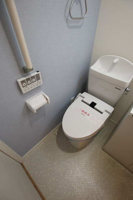 トイレ　【別室参考写真】（洗浄機能付便座）