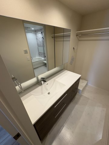 洗面設備　広々スペースの独立洗面台！