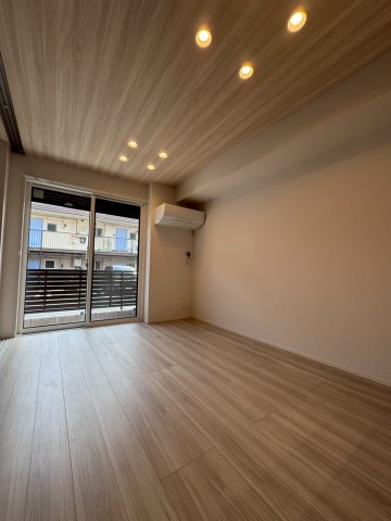 居室・リビング　※同タイプの別の部屋の写真です。