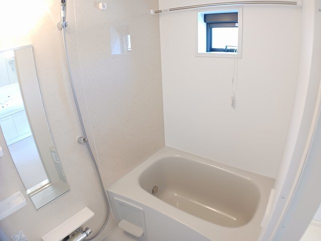 バス・シャワールーム　コンパクトで使いやすいお風呂です