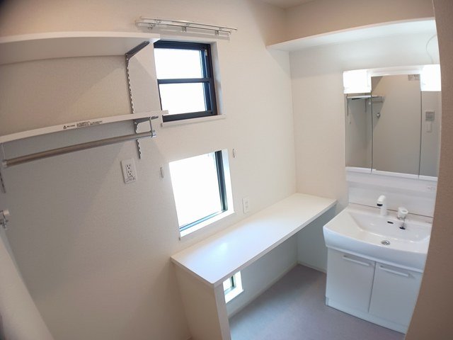 洗面設備　ゆったりとスペースのある洗面所