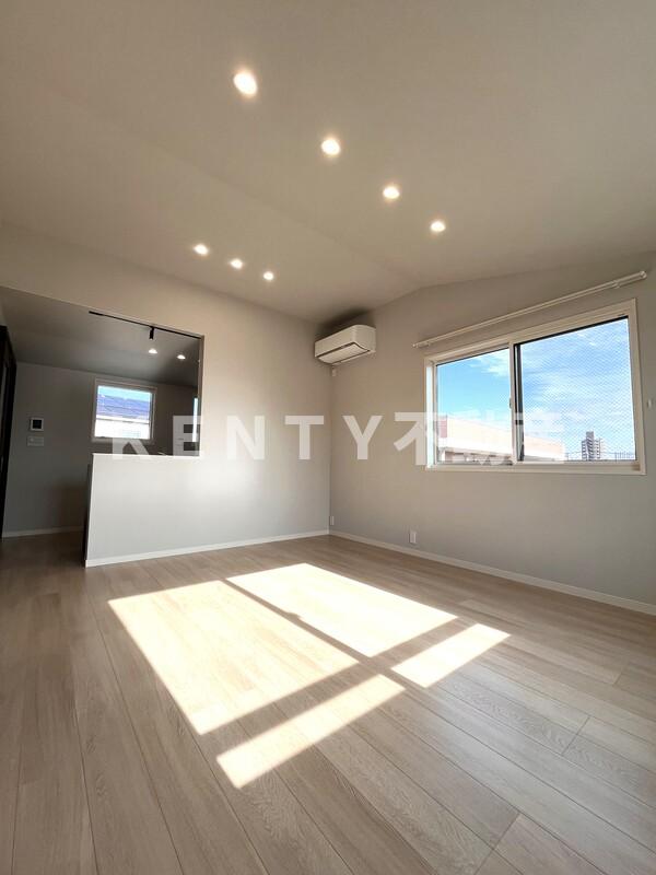 居室・リビング　こちらのリビングで趣味の時間をお楽しみください