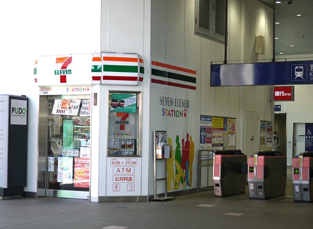コンビニ　セブンイレブン 京急ST梅屋敷店（コンビニ）まで421m
