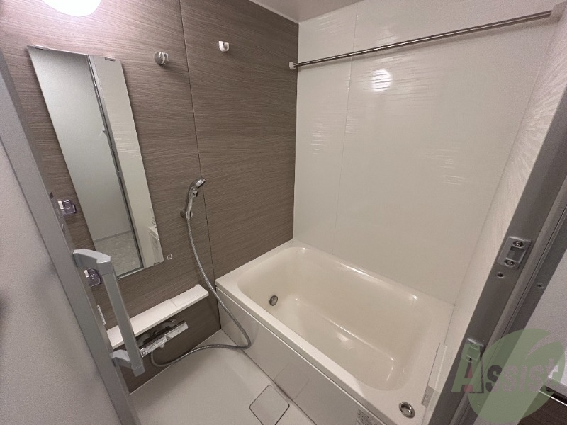 バス・シャワールーム　浴槽には追焚が付いています。一日の疲れがしっかり取れますね。