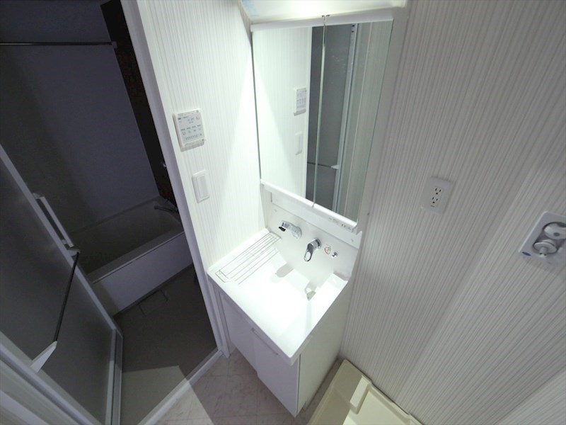 洗面設備　脱衣所　独立洗面台（シャンプードレッサー付）収納スペース有