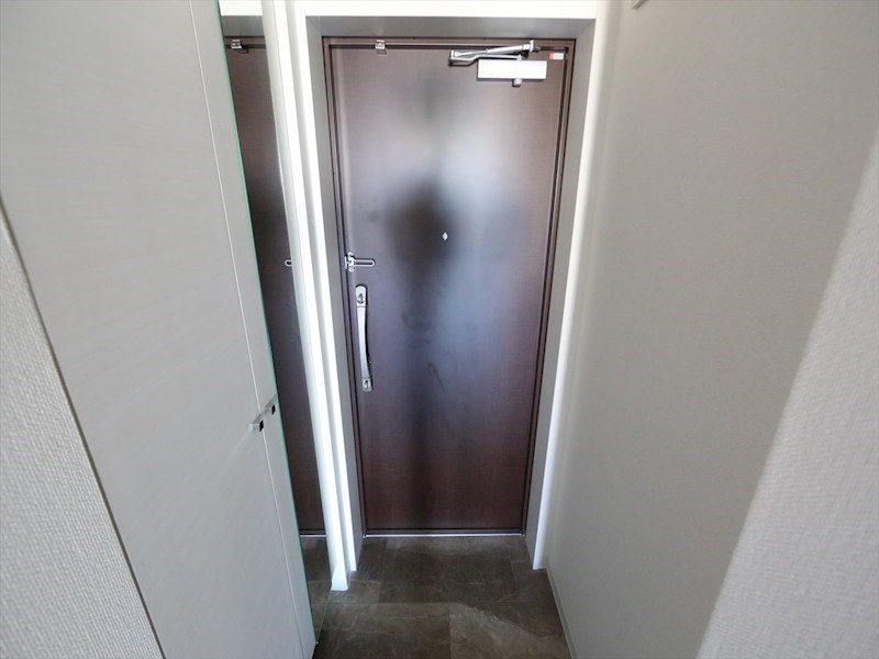 玄関　玄関　姿見鏡付き　シューズボックス付（収納充実してます）