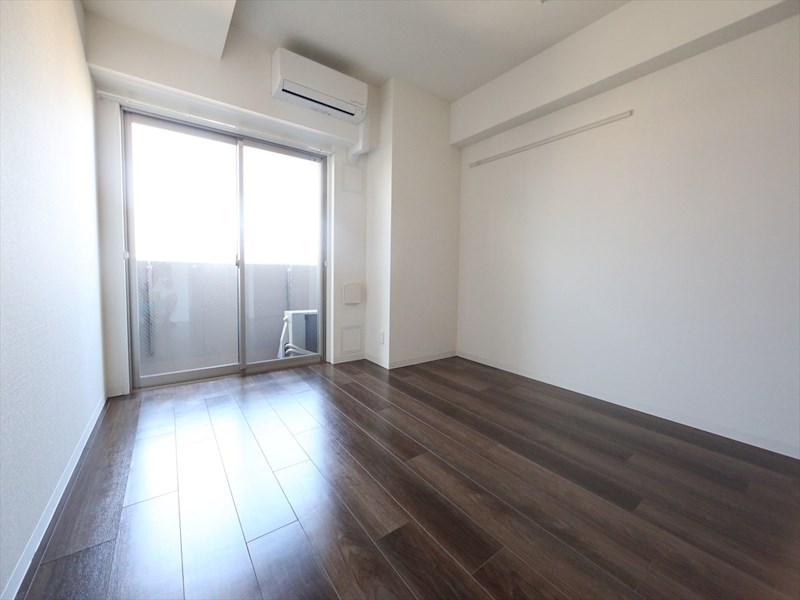 バルコニー　洋室10帖　エアコン完備　クローゼット付　バルコニー