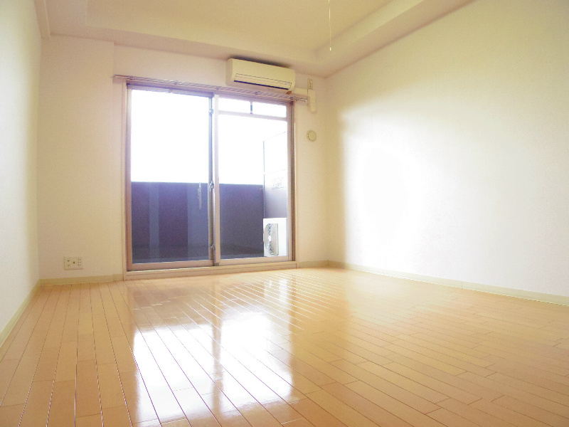 居室・リビング　光の差し込むリビング