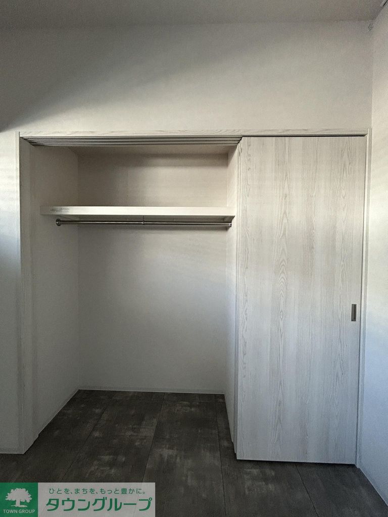 収納　クローゼット（左側）