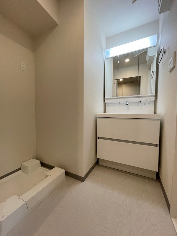 洗面設備　3面鏡付きのシャンプードレッサー