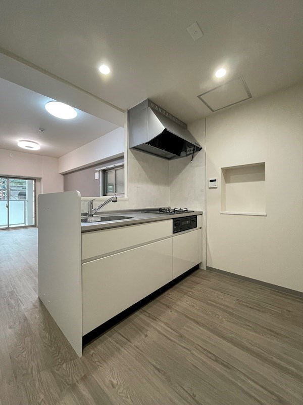 キッチン　カウンタータイプのガス3口システムキッチン。スライド収納で奥