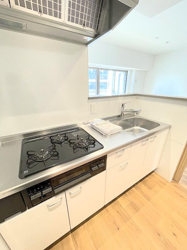 キッチン　システムキッチン・グリル付き３口ガスコンロ