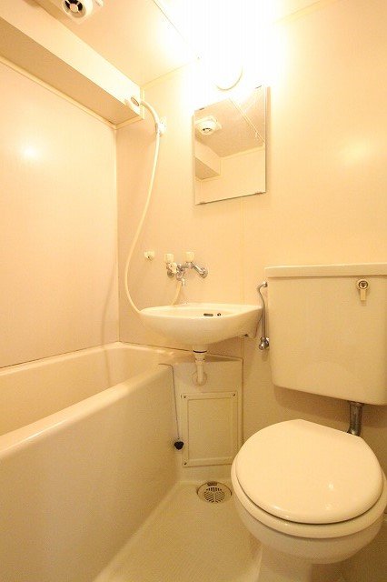 バス・シャワールーム　同物件別号室のものです。