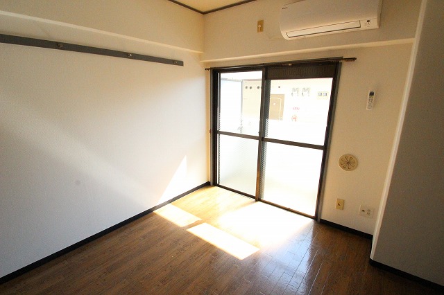 居室・リビング　同物件別号室のものです。