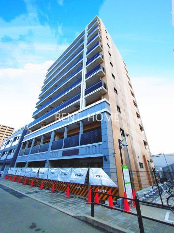 建物外観　RC造の重厚な10階建ての建物です。