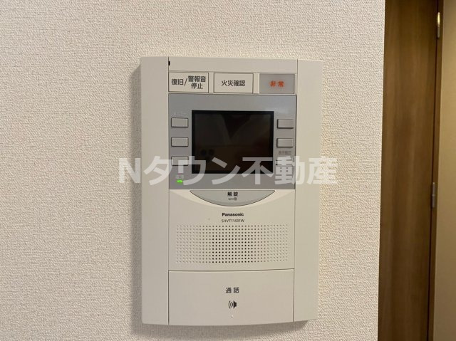 セキュリティ　モニター付きのインターフォンが付いております