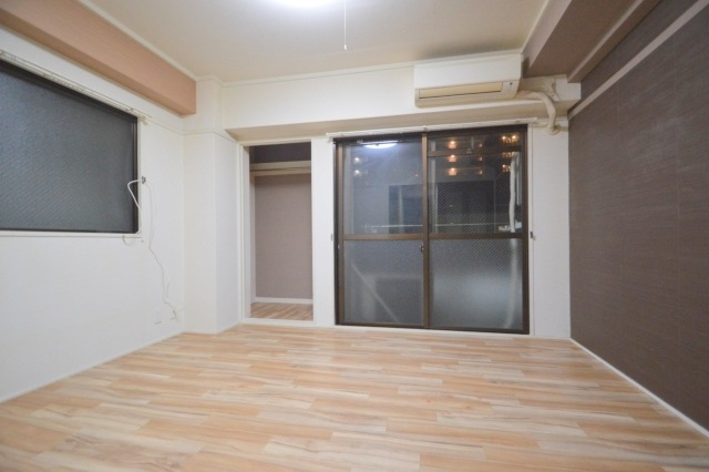 居室・リビング　アクセントクロスがおしゃれなお部屋