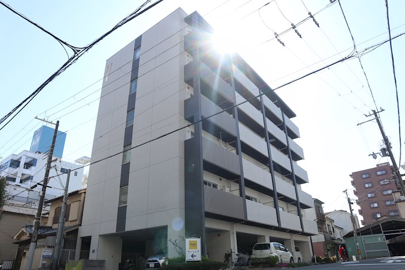 建物外観　角地にある1F駐車場のマンションです