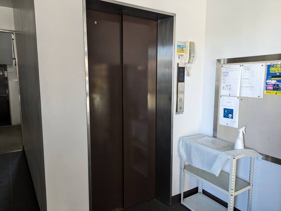 エントランス　エレベーター