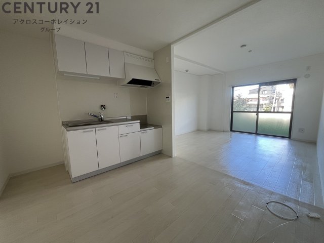 居室・リビング　専用庭付き♪床色が明るい色合いで綺麗です♪