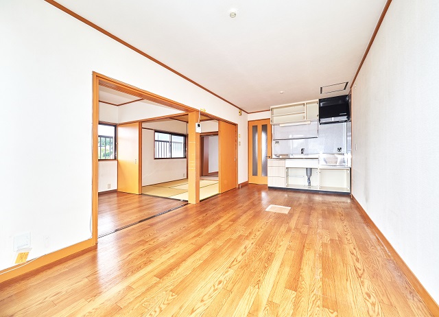 居室・リビング　9.5帖DK。隣の洋室の扉は大きく開くタイプです。