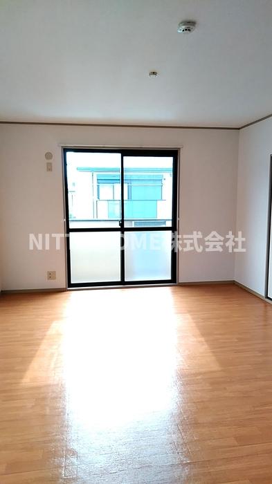 居室・リビング　１３．５帖のリビングにバルコニーが付いています◇