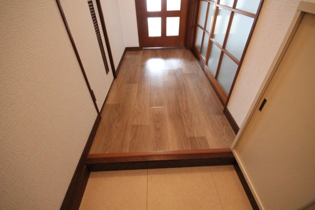 玄関　写真は類似です。