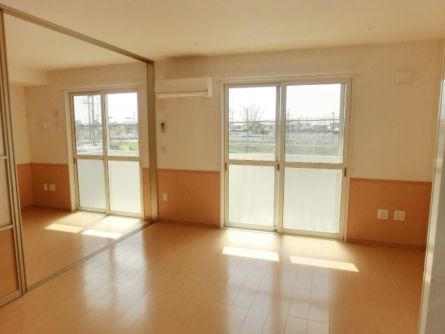 居室・リビング　フローリング張りで明るいＬＤＫから洋室