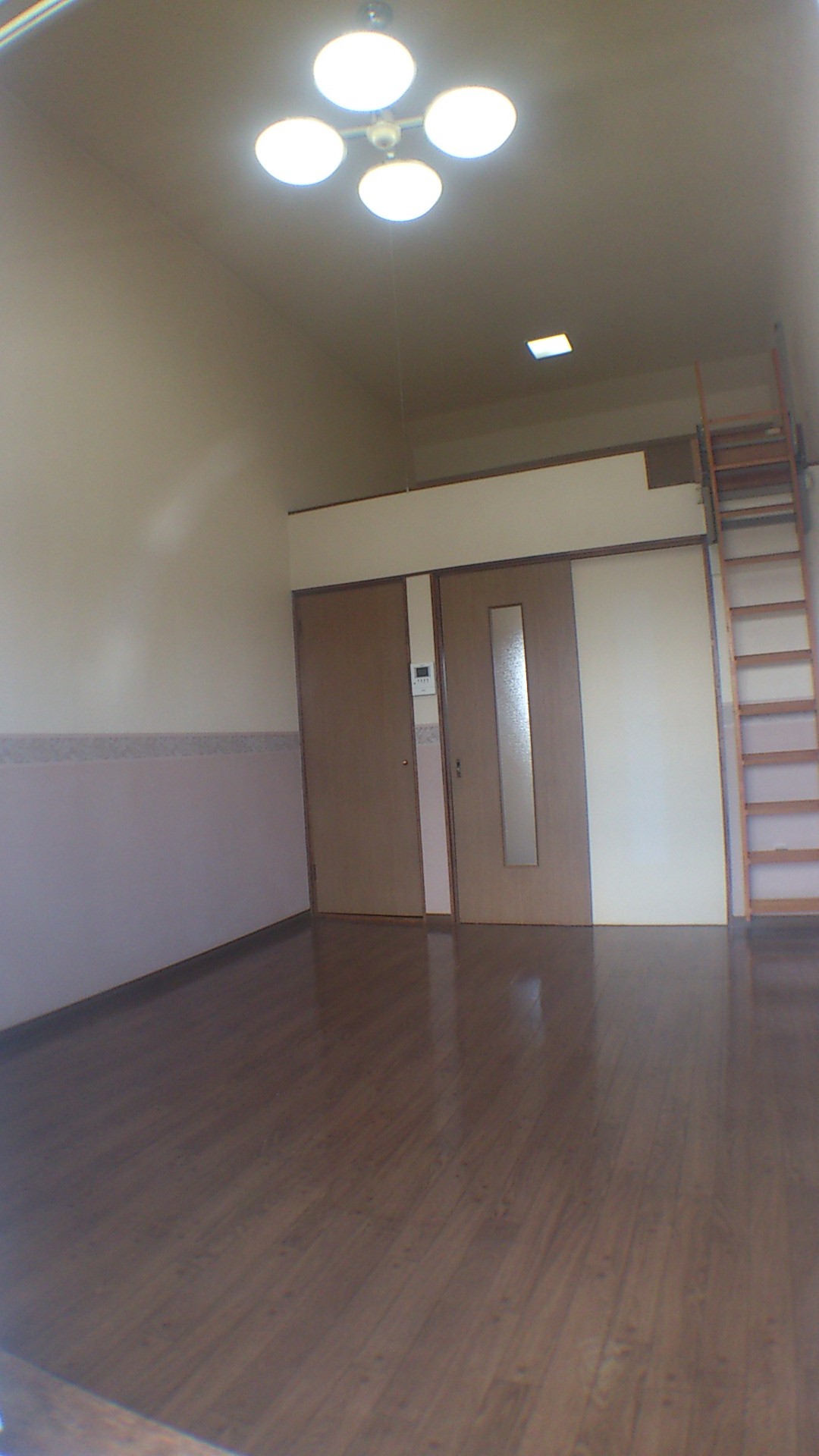 居室・リビング　天井も高く、開放的です。ロフトの高さは約1.5m