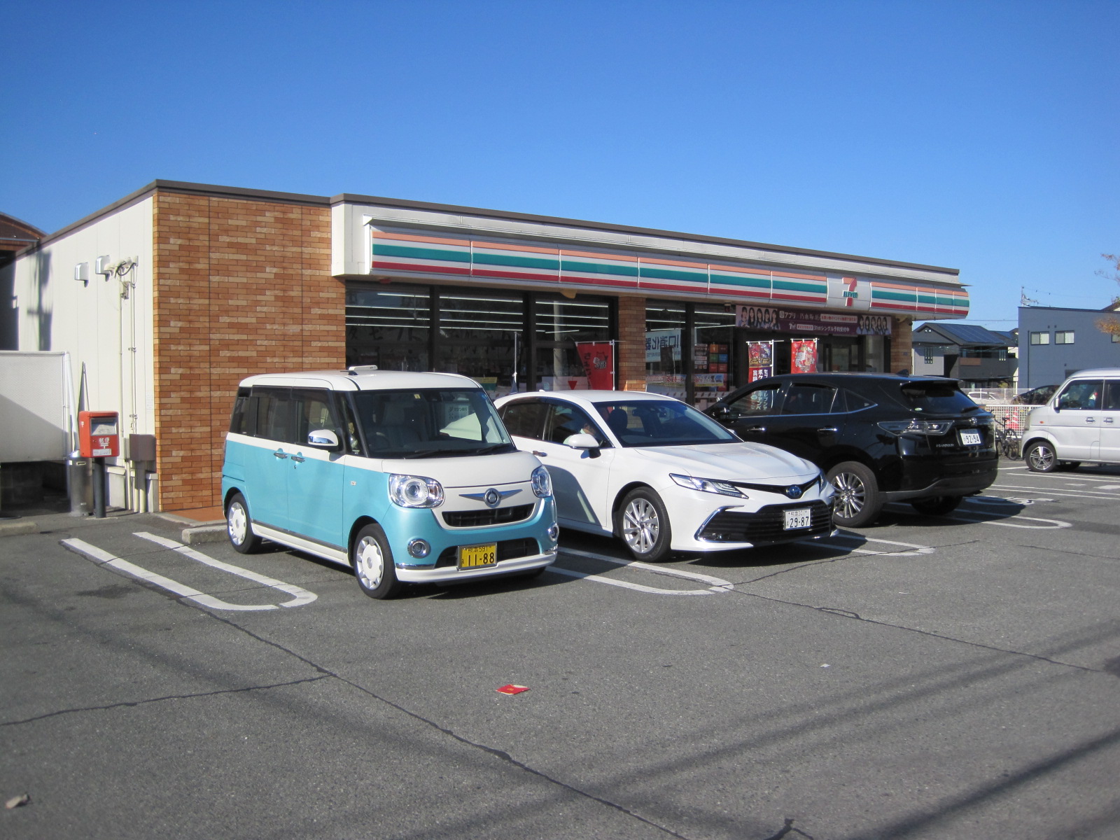 コンビニ　セブンイレブン（コンビニ）まで550m