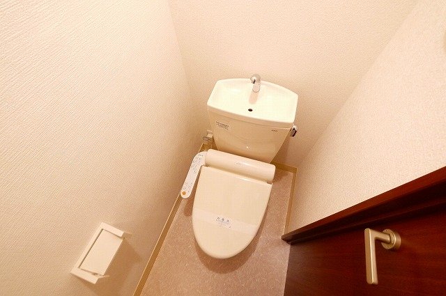 トイレ　落ち着いた色調のトイレです