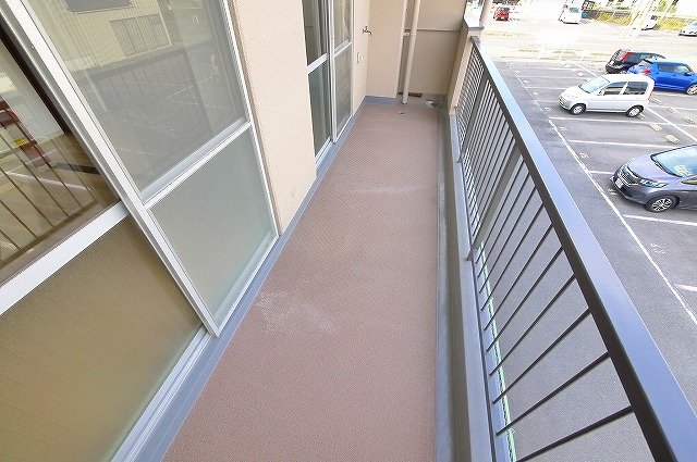 バルコニー　暖かな日差しのふりそそぐバルコニー