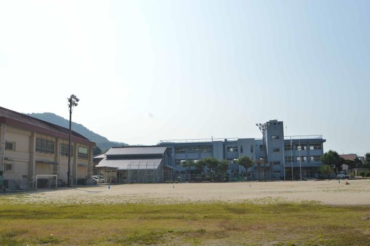 小学校　中通小学校（小学校）まで400m