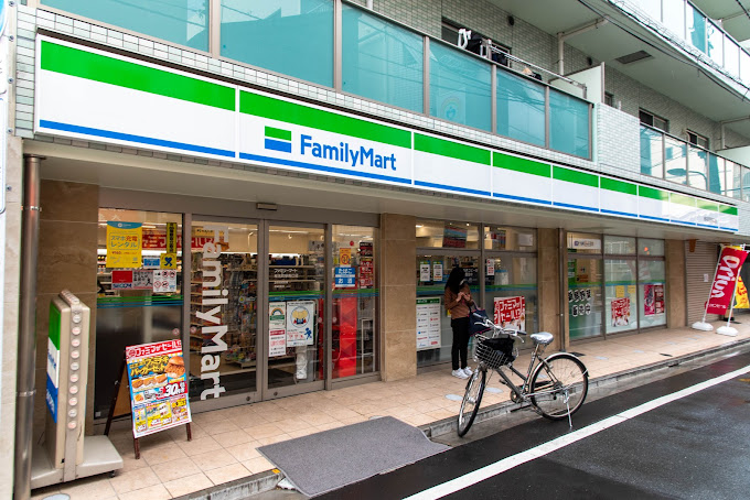 コンビニ　ファミリーマート 椎名町駅南口店（コンビニ）まで441m