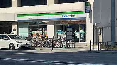 コンビニ　ファミリーマート（コンビニ）まで275m
