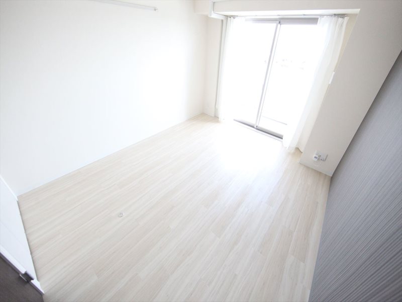 居室・リビング　洋室7.8帖　エアコン完備　バルコニーに面しています