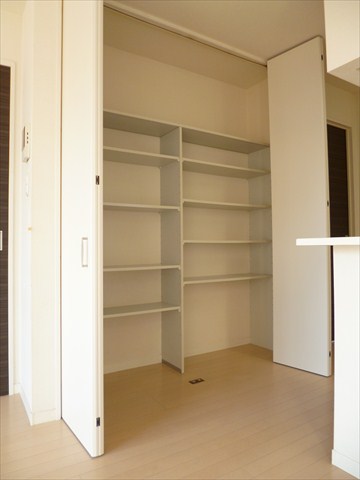 収納　キッチン横の収納♪棚は、お好みに合わせて高さ調節OK♪