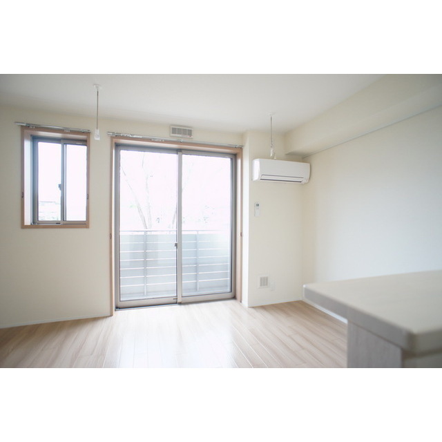 居室・リビング　高い天井の室内で随所に気遣いを感じます☆