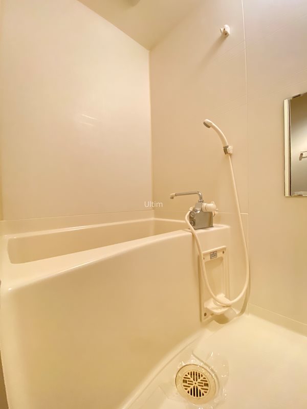 バス・シャワールーム　※同タイプの他のお部屋です