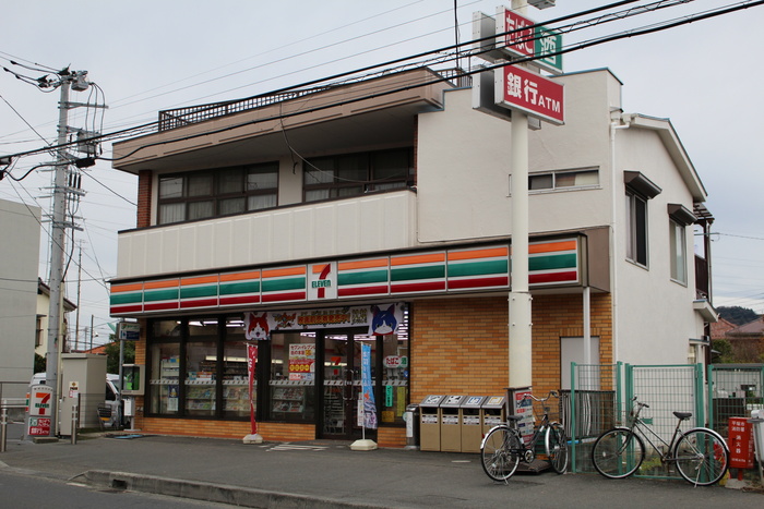コンビニ　セブンイレブン（コンビニ）まで330m