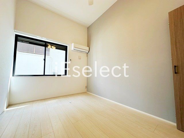 居室・リビング　窓も大きく明るいですね