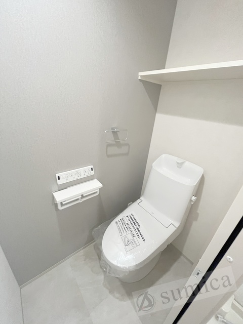 トイレ　人気アイテムの温水洗浄便座。清潔感のあるトイレです。
