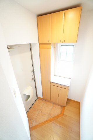 玄関　※同物件・同タイプの写真です。