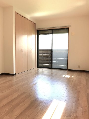 シャルム東山の居間写真