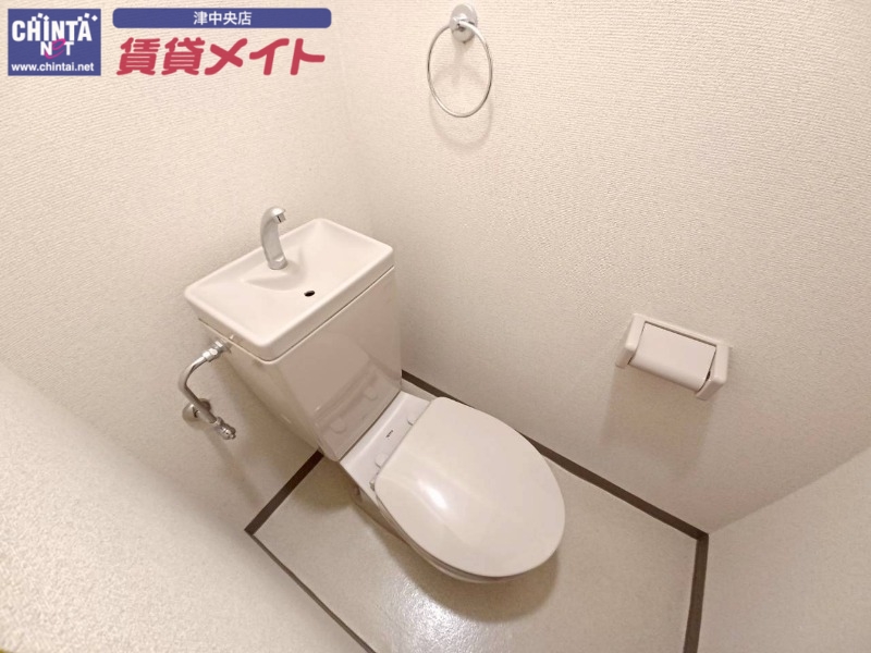 トイレ　同じ物件、別部屋の写真です